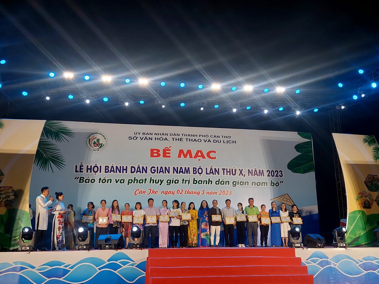 Hau Giang won many awards at the 10th Southern Traditional Cake Festival held in Can Tho