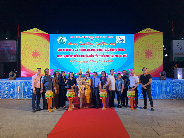ẤN TƯỢNG CHƯƠNG TRÌNH CÔNG DIỄN VĂN NGHỆ SÂN KHẤU HÓA VÀ TRIỂN LÃM ẢNH QUẢNG BÁ GIÁ TRỊ VĂN HÓA TRUYỀN THỐNG TIÊU BIỂU CỦA CÁC DÂN TỘC THIỂU SỐ TỈNH SÓC TRĂNG