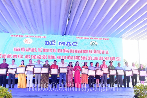BẾ MẠC NGÀY HỘI VĂN HÓA, THỂ THAO VÀ DU LỊCH ĐỒNG BÀO KHMER NAM BỘ LẦN THỨ VIII VÀ TRAO GIẢI ĐUA GHE NGO